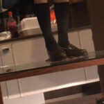 『フェチ』 めいちゃんのローファー、ガラステーブルでザリCRUSHー2 「DUGA」