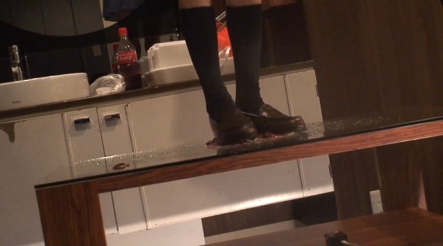 『フェチ』 めいちゃんのローファー、ガラステーブルでザリCRUSHー2...