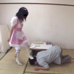 『フェチ』 オタクをお立ち台にして萌えポーズを決める童顔メイド 「DUGA」