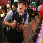 『フェチ』 敏感（恥）巨乳羞恥2025 推定Fカップ／パチスロ店員 「DUGA」