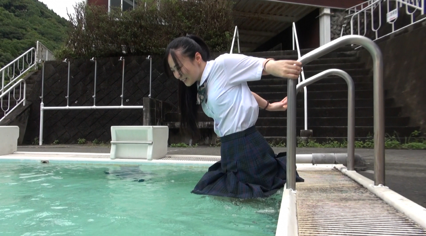 『フェチ』 初めての制服着衣泳 「DUGA」