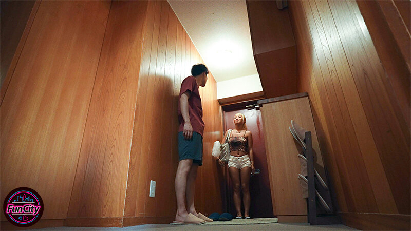 「フェチ」 汚部屋住みの淫キャにも優しい日焼けギャルは… デカ尻で挑発...