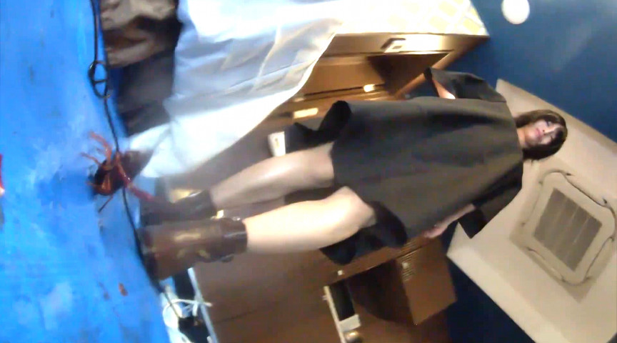 『フェチ』 みくちゃんのショートブーツでザリガニクラッシュ3 「DUG...