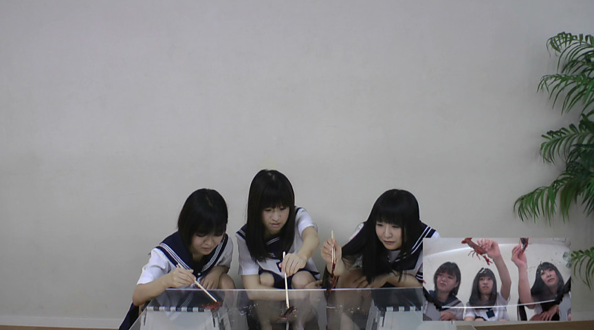 『フェチ』 異音を立てながら踏み潰されていくザリガニと3人組 「DUG...