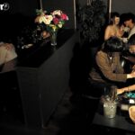 「フェチ」 人生初のおっパブでルールがわからず勃起チ○ポを丸出ししちゃったボク。初めてのおっぱいパブに興奮しすぎたボクがハッスルタイム中にフル勃起したチ○ポを丸出しにしたら、やんわり「ここ風俗じゃないからちんちん出しちゃダメだよ」と優しく教えてくれた嬢。 『FANZA』