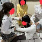 『フェチ』 みーなちゃんに3人がかりで電気アンマ＆くすぐりの刑 「DUGA」