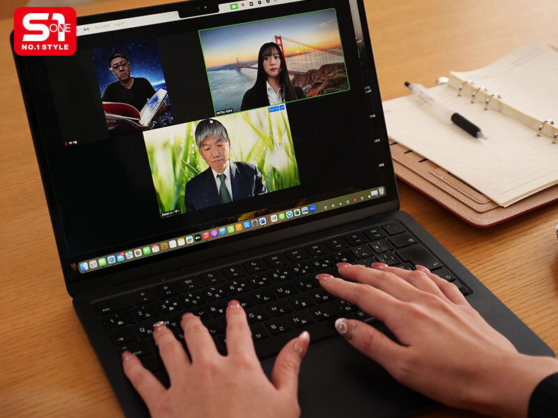 「フェチ」 上半身は仕事着、下半身は丸出しでリモート会議するズボラお姉...