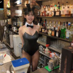 「フェチ」 身長171cm B90cm（F） 股下84cm 9頭身の笑顔ハジけるモデル体型 現役バニーガール巨乳新人 AVデビュー 蜂羽レム 『FANZA』