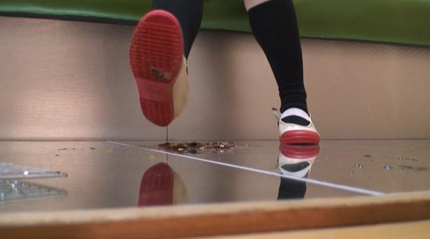 『フェチ』 みほちゃんの中古上履きでザリガニクラッシュ 「DUGA」