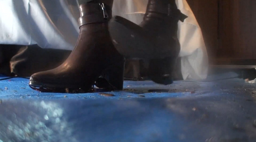 『フェチ』 みくちゃんのショートブーツでザリガニクラッシュ2 「DUG...