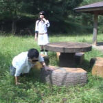 『フェチ』 使用人二人と彼岸花をブーツで踏み潰す美人お嬢様 「DUGA」