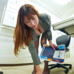 「フェチ」 【胸チラッセクハラ】残業中のオフィスで二人きり、あざとい谷間おっぱい挑発で若手部下をビンビン勃起遊びする人妻巨乳女上司 有岡みう 『FANZA』