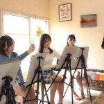 「フェチ」 写生に夢中！？美人揃いのデッサン教室にバイトへ行ったら、まさかのヌードモデル！？アソコをじぃ～～っと観察されてるうちに勃起してるのがバレてしまい、射精させられてしまうボク 『FANZA』