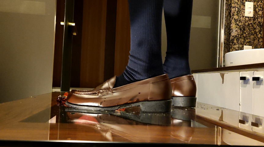 『フェチ』 めいちゃんのローファー、ガラステーブルでザリCRUSHー4...