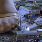 『フェチ』 アイドル級美人のサンダルでジオラマクラッシュ 「DUGA」