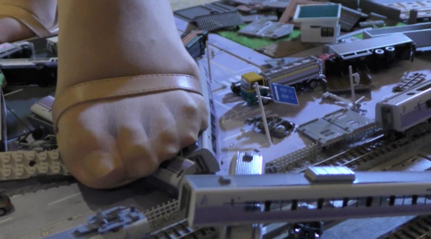 『フェチ』 アイドル級美人のサンダルでジオラマクラッシュ 「DUGA」