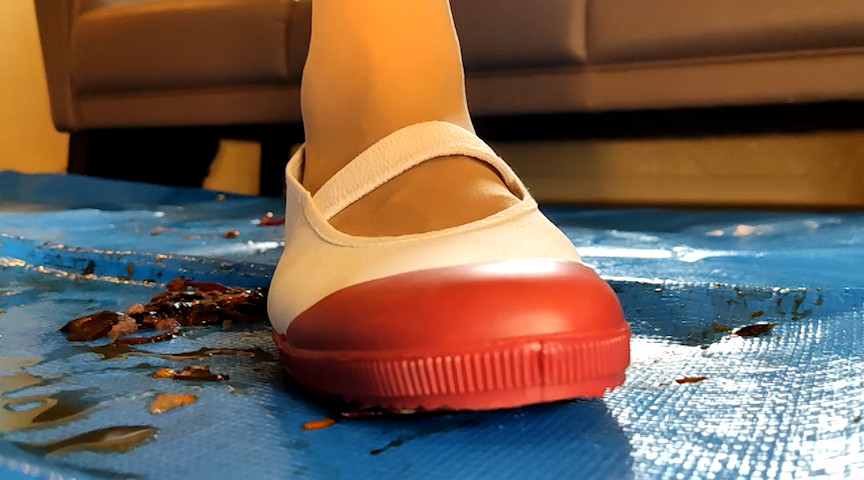 『フェチ』 あみちゃんの体操服上履きでザリガニCRUSH 「DUGA」