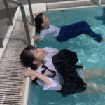 『フェチ』 三姉妹の寛ぎ（掃除ver） 「DUGA」