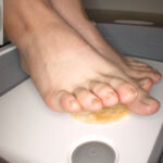 『フェチ』 踏み踏みフードクラッシュ足指器用ガール編 「DUGA」