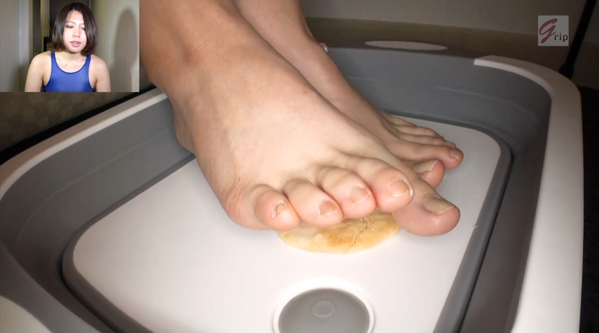 『フェチ』 踏み踏みフードクラッシュ足指器用ガール編 「DUGA」