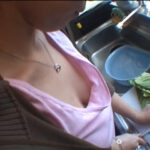 『フェチ』 無意識な胸元はこんなにもエロいっ ！！ 「DUGA」