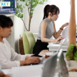 「フェチ」 パンストフェチを買われストッキング開発部に配属 好きすぎて勃起し集中できない僕を教育係の先輩がパンスト美脚で抜いてくれる 古乃ほの 『FANZA』