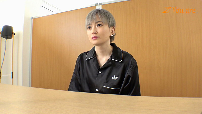「フェチ」 タレント志望の関西弁な銀髪ボーイッシュFカップ女子！AV面...