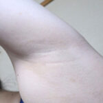 「フェチ」 みひな 濡れてテカってピッタリ密着 神スク水 可愛い女子のスクール水着姿をじっとりと堪能！着替え撮影から始まり貧乳から巨乳にパイパン、ハミ毛、ジョリワキ等のフェチ接写やローションソーププレイやスク水ぶっかけ等を完全着衣で楽しむAV 『FANZA』