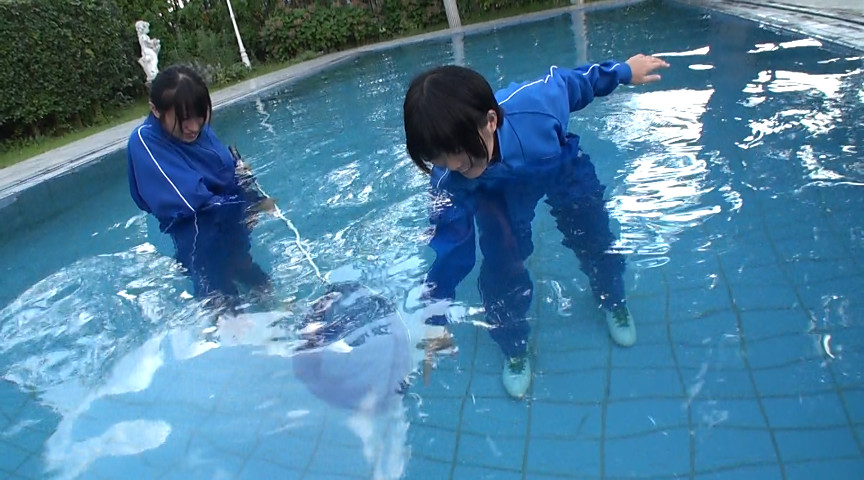 『フェチ』 プール掃除は熱心に 「DUGA」