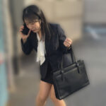 『フェチ』 同行営業の女子社員がおしっこ我慢限界！目の前で放尿 「DUGA」