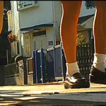 『フェチ』 女子大生のヒールやスニーカーがイモムシを踏み潰す！ 「DUGA」