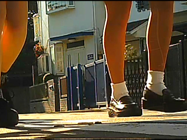 『フェチ』 女子大生のヒールやスニーカーがイモムシを踏み潰す！ 「DU...