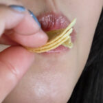 『フェチ』 食材フェラ咀嚼ASMR！舐め噛み接写と咀嚼餌付けランチ 「DUGA」