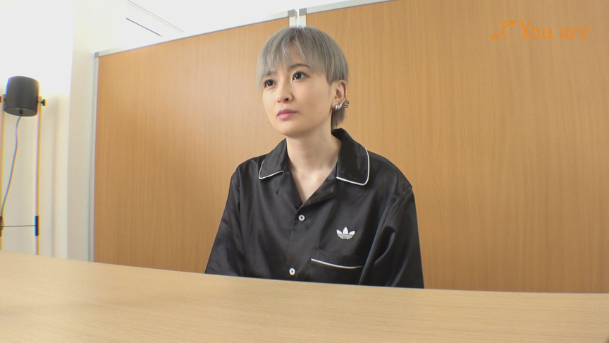 『フェチ』 タレント志望の関西弁な銀髪ボーイッシュFカップ女子！ 「D...
