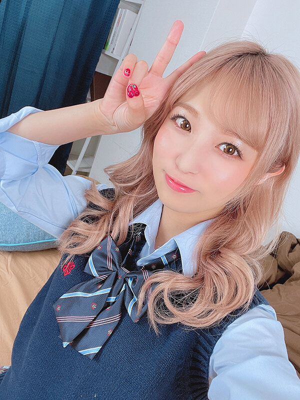 《ギャル》 【小柄ロリ】ギャルJ● 学校帰り制服姿のままコンビニに連れ...