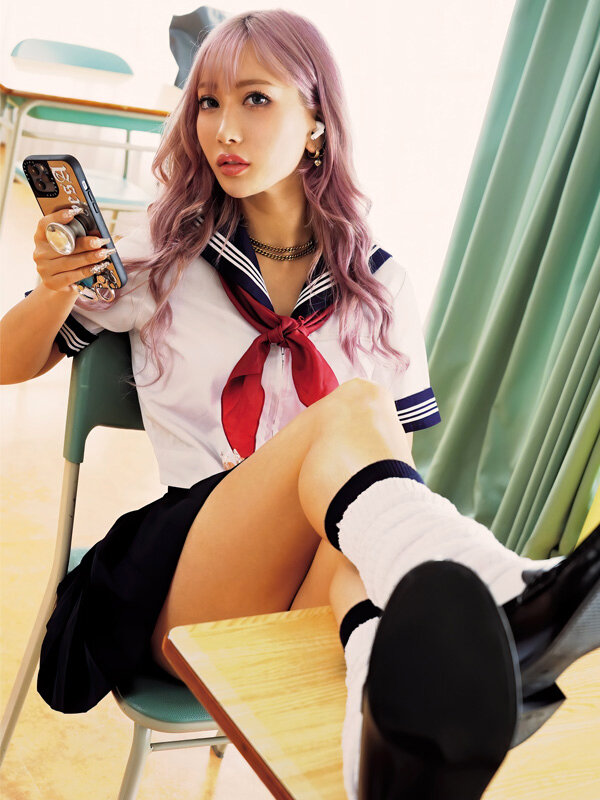 《ギャル》 学校中どこででも超ド級ビッチ黒ギャルにチ●ポ弄り回されては...