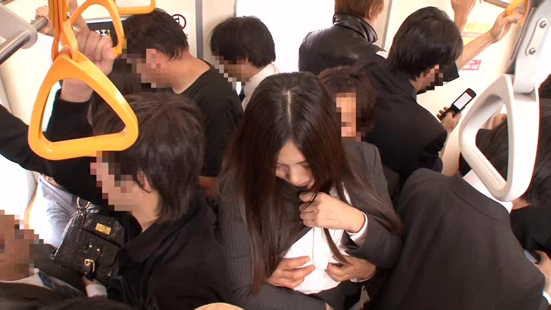 《ギャル》 満員電車、高身長で巨乳の女の胸が小柄な俺の顔にむぎゅうと押...