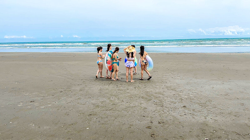 《ギャル》 素人ビキニ美女グループ海ナンパ 汗だく生ハメ中出し壮絶スー...