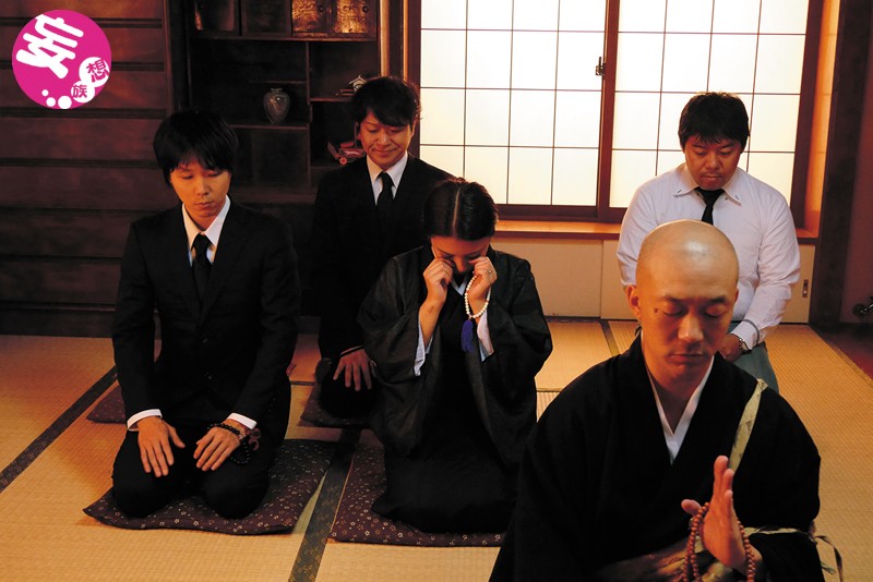 《ギャル》 喪服とギャルママ 通夜の夜和尚さんが「お布施はお気持で…」...