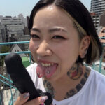 《ギャル》 ぶっとび舌割れWピース スプリットタン＆全身タトゥー 結城雫 『FANZA』