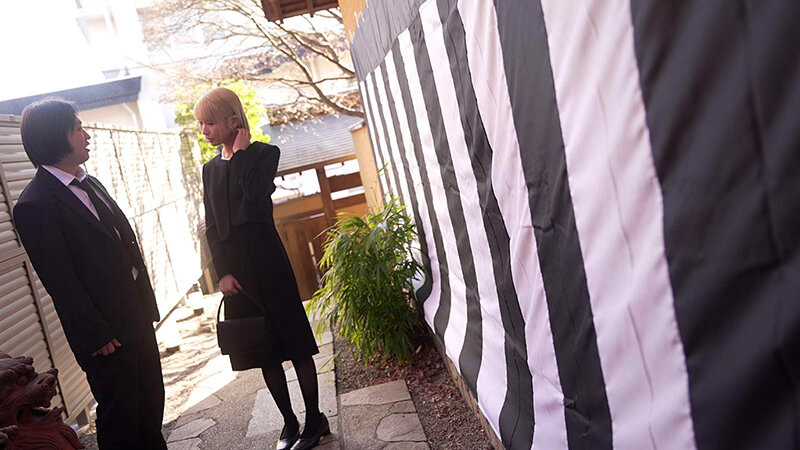 《ギャル》 元カレの法事に派手髪で現れた不謹慎な金髪喪服ギャルを散々飲...