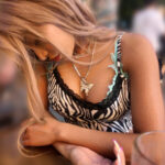 《ギャル》 アプリで見つけた生意気黒ギャルの塩対応にぷっつんきて持ち帰り睡眠姦したらデレ顔チ◎ポ堕ち マジかよw いちゃハメ懇願www 黒咲華 『FANZA』