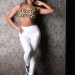 《ギャル》 強めガン黒ギャルトレーニー！ヒップ98cm！鍛え上げたカラダが超セクシー！エロい服着てそのボディー見せつけパワーSEX！！ 黒咲華 『FANZA』