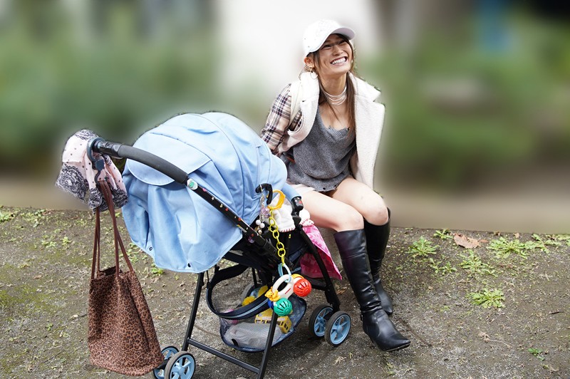 《ギャル》 ベビーカーを押しながらラブホテルに入る援交ギャル妻は騎乗位...