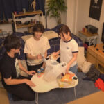 《ギャル》 ニンゲン観察 「王様の命令は絶対だよね？」王様ゲームで押しに弱いバイトの女友達を口説いて生SEX！ロールキャベツ系イケメン生チ●ポに堕ちていくうぶっ娘女子大生。 『FANZA』