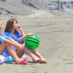 《ギャル》 湘南ビーチで水着二人組捕獲！北関東ローカルに今どきこんな深夜番組ございません！！！ 『FANZA』