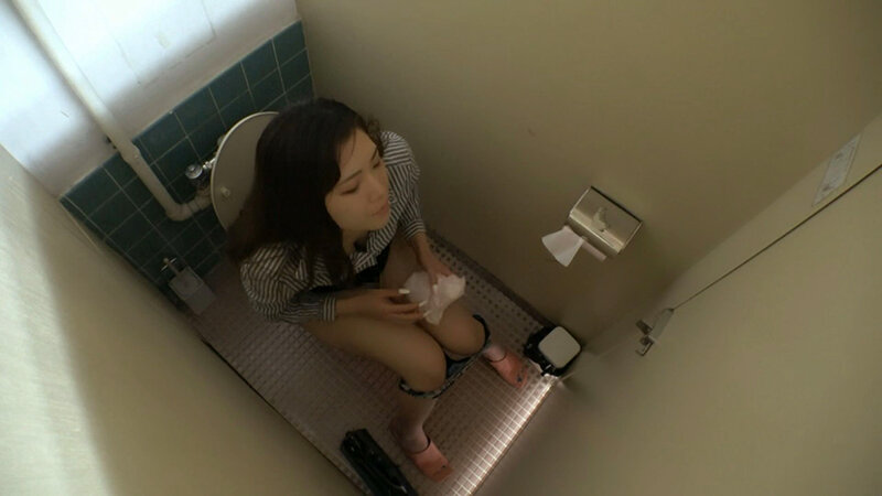 《ギャル》 女性トイレに突撃！意識が朦朧としている色白ギャル系女をいた...