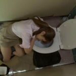 《ギャル》 トイレでの行為！ギャル系女性の綺麗なお尻を撫で回す卑劣な男！ 『FANZA』