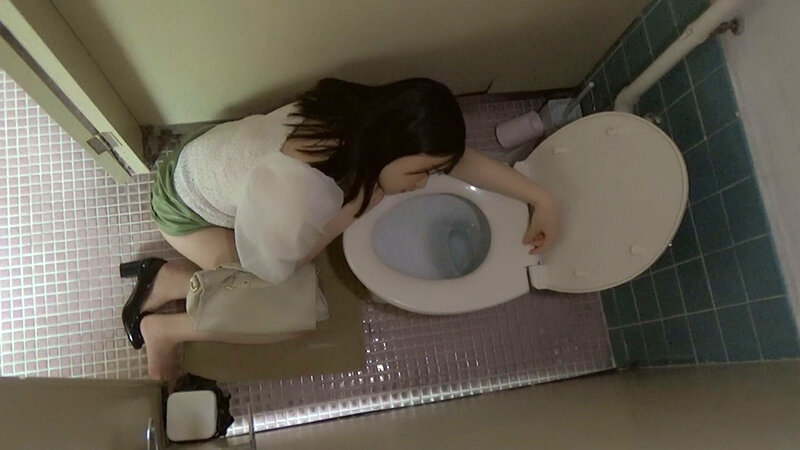 《ギャル》 女性トイレに突っ伏していた色白ギャル系女性に忍び寄る魔の手...