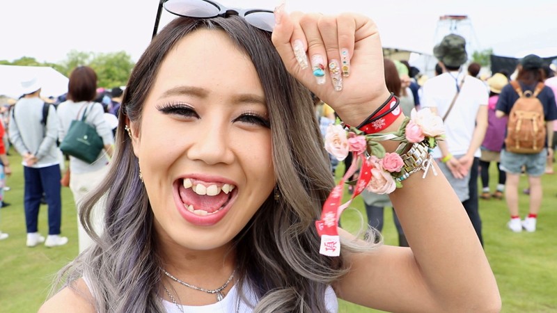 《ギャル》 2度見しちゃうほど可愛い野外フェスに夢中な金髪黒ギャル 亜...